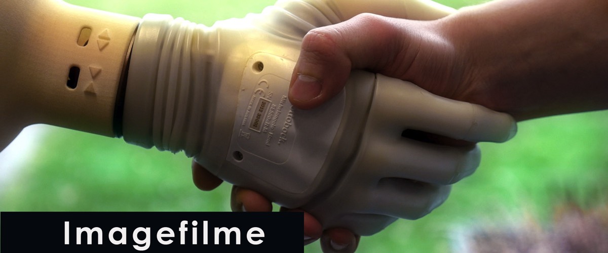 Ein humanoider Roboter und ein Mensch geben sich die Hand.