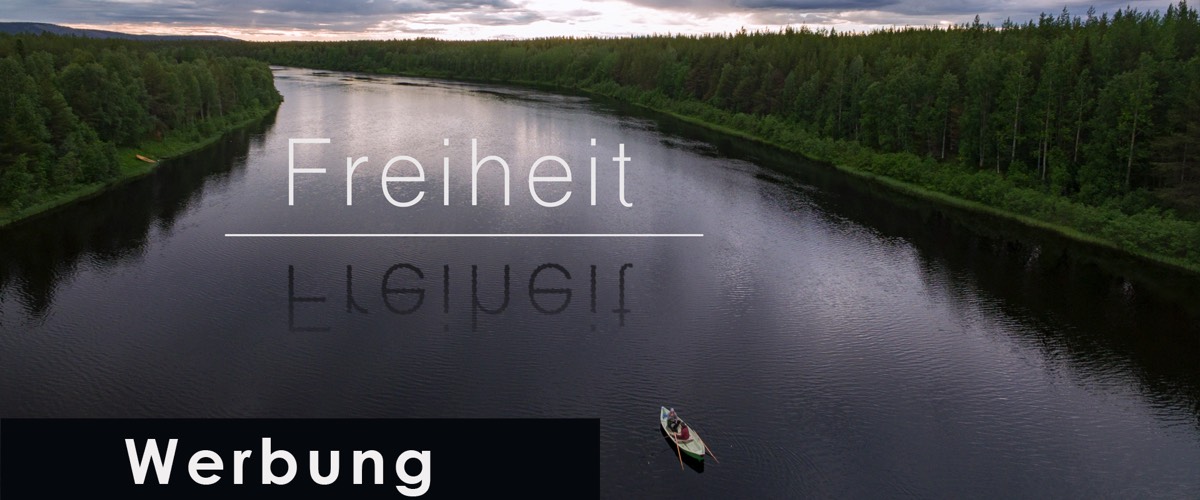 Ein Boot mit zwei Menschen treibt einen Fluss hinab. Im Himmel schwebt das Wort "Freiheit"
