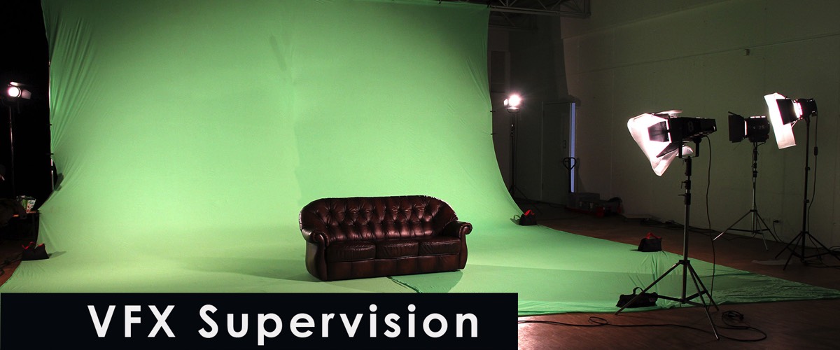 Ein Sofa vor einer großen Greenscreen in einem Filmstudio